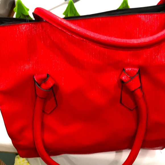 BEAUTIFUL RED SHOULDER BAG/MATCHES RED heels that I offer in my closet. 👠👠👠❤️ - Picture 1 of 8